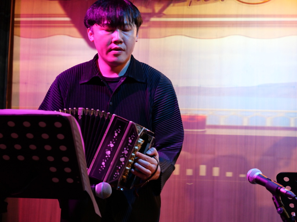 Gukju Kim performing at Friday Live in CM