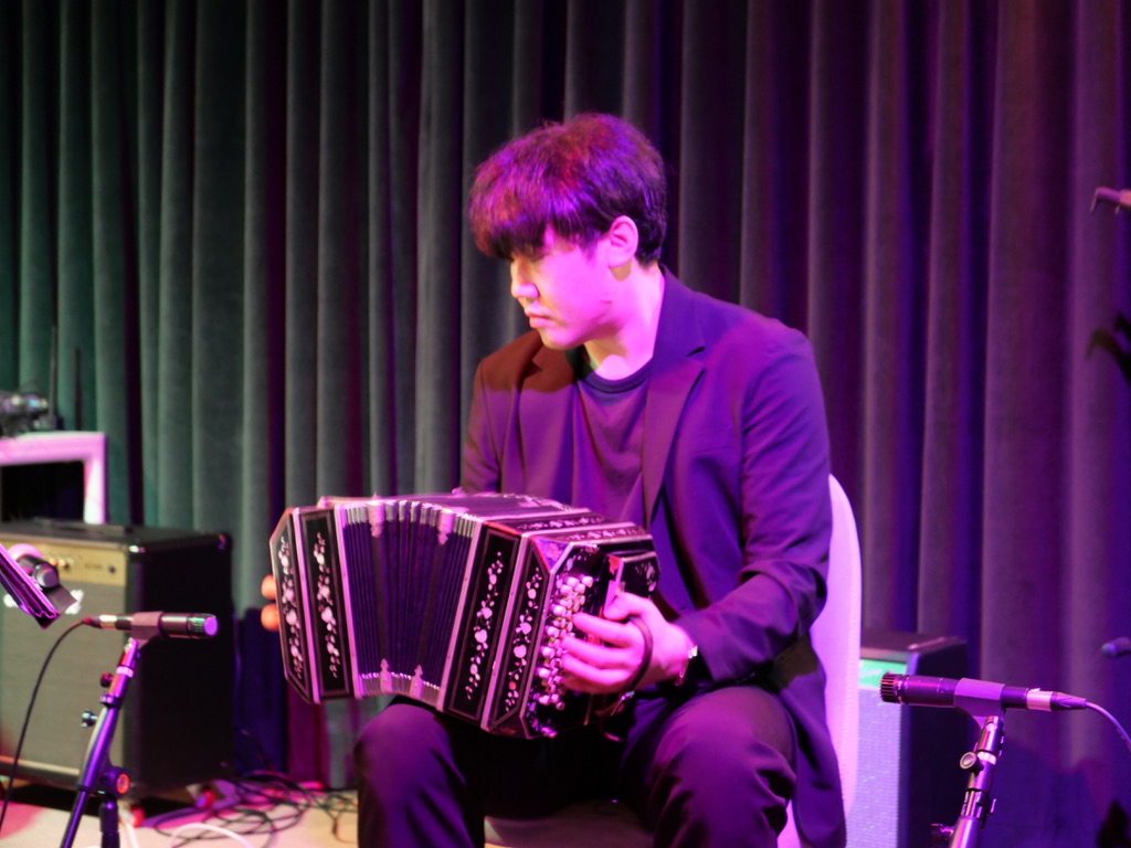 Gukju Kim performing at Friday Live in CM