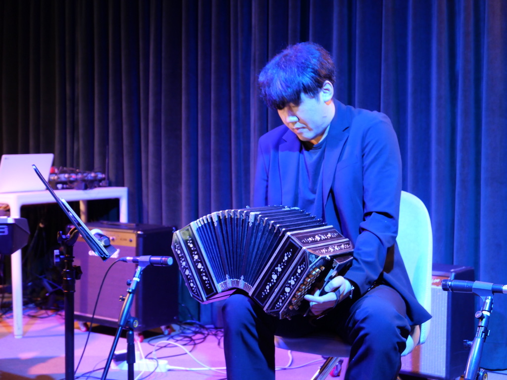 Gukju Kim performing at Friday Live in CM